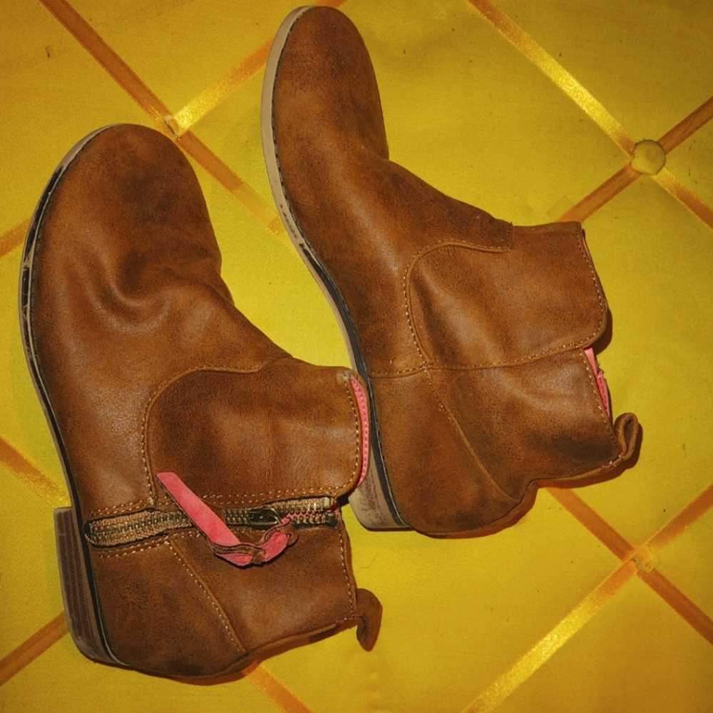 Girl's size 4 Cat & Jack boot